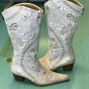 Rockwell Tharp, white & gold embroidered boots 👢